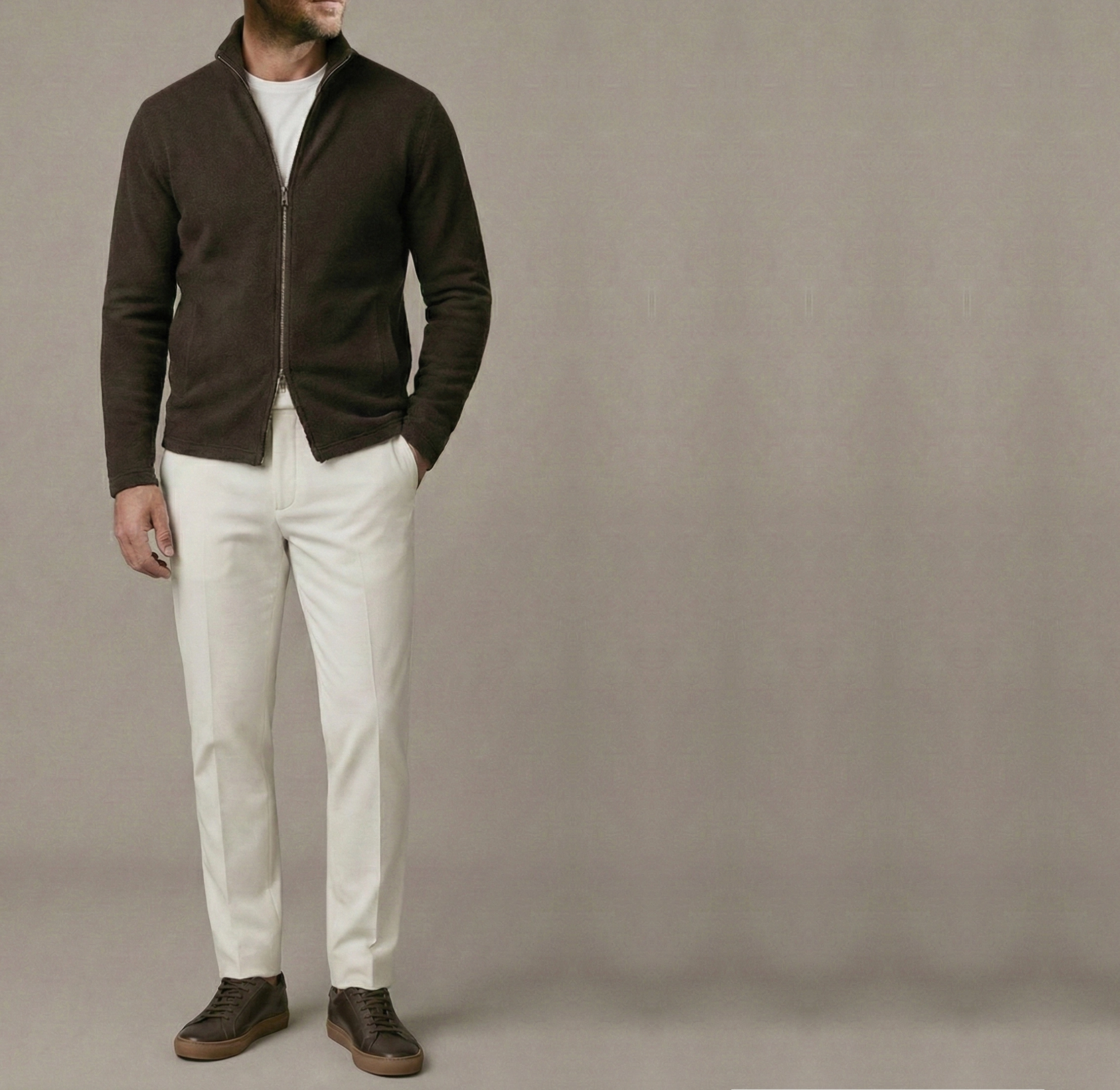 Maglieria neutra piegata su cassettiera in legno – il valore della frequenza