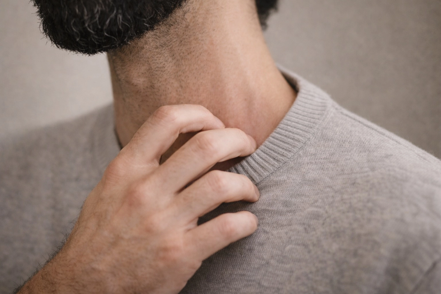 Maglieria neutra piegata su cassettiera in legno – il valore della frequenza